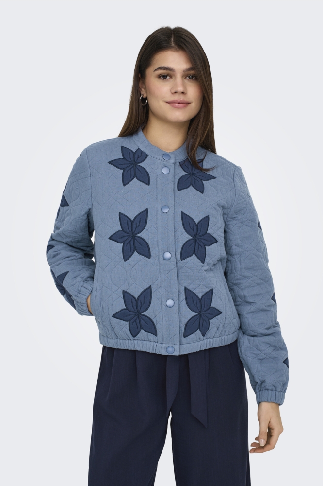 ONLAURA LIGHT QUILTED EMB BOMBER O 15353320 MOONLIGHT BLUE/FLOWER